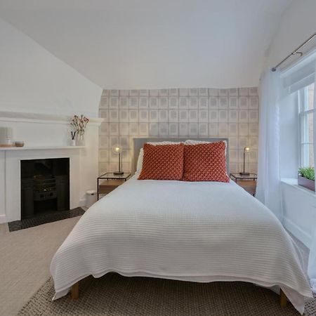 Beautiful Apartment On The Historic Rows Честър Екстериор снимка