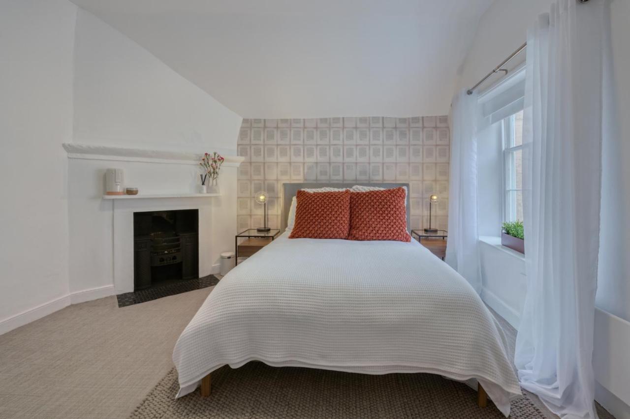 Beautiful Apartment On The Historic Rows Честър Екстериор снимка