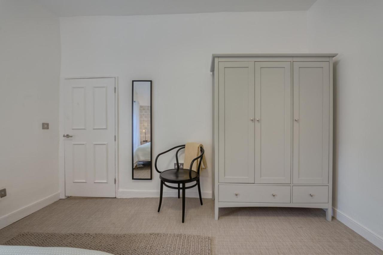 Beautiful Apartment On The Historic Rows Честър Екстериор снимка