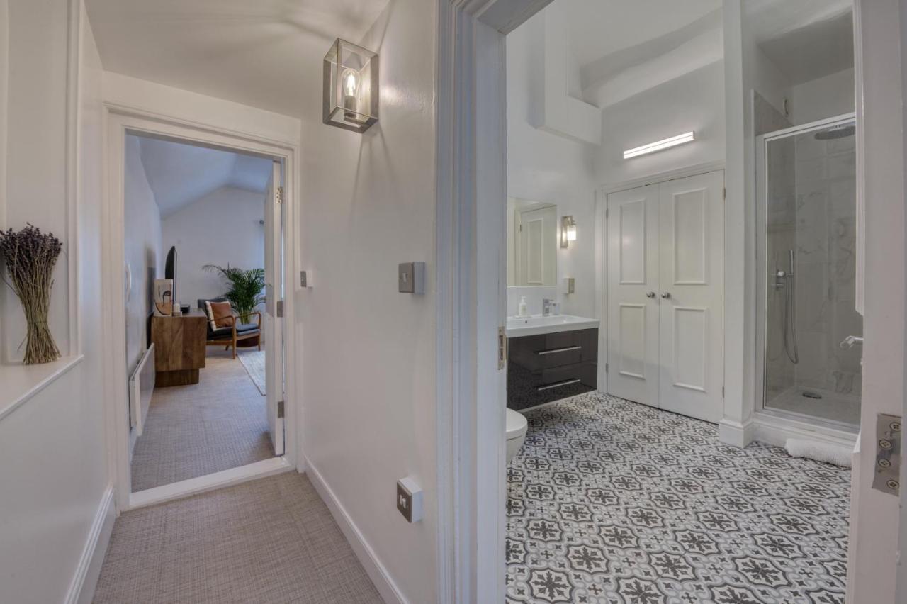 Beautiful Apartment On The Historic Rows Честър Екстериор снимка