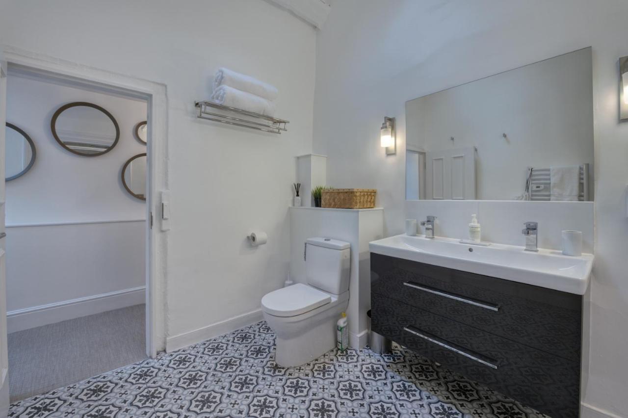 Beautiful Apartment On The Historic Rows Честър Екстериор снимка