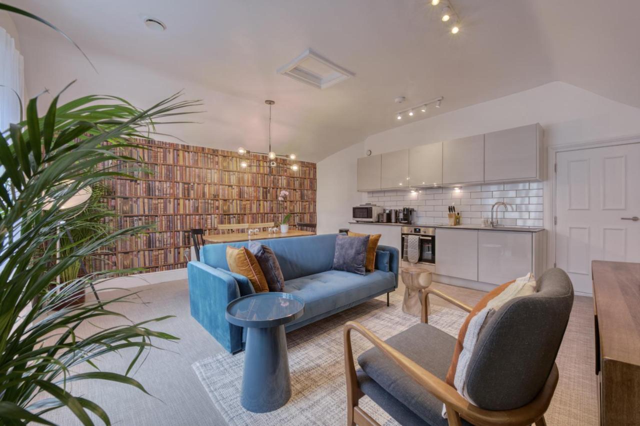 Beautiful Apartment On The Historic Rows Честър Екстериор снимка